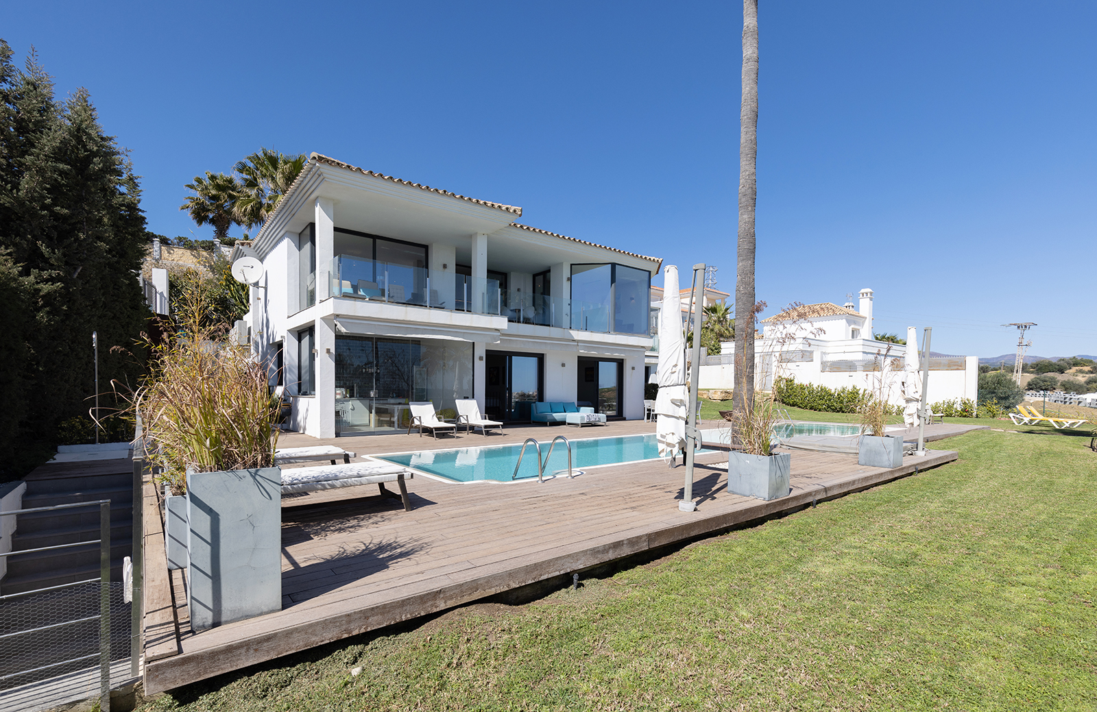 Moderna Villa con vistas panorámicas al mar en Estepona – Malaga
